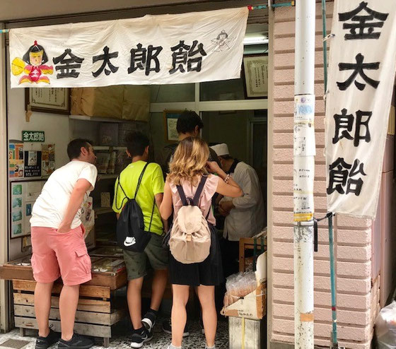 ☆往路で見た時は親子ずれのお二人さん。復路は4人。外国人向けの観光案内に掲載されているのでしょうか？