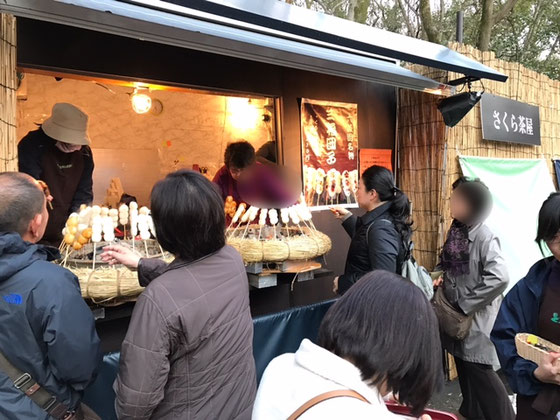 ☆お腹が空いたので花より団子。さくら茶屋さん、ここでも行列。しょうゆ団子と胡桃みそ団子に二種類。一串310円也。
