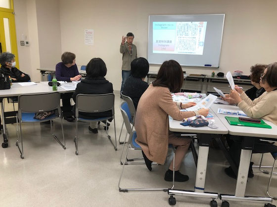 ☆講座終了30分前。山根がアイフォンステップアップのカリキュラムを案内中。