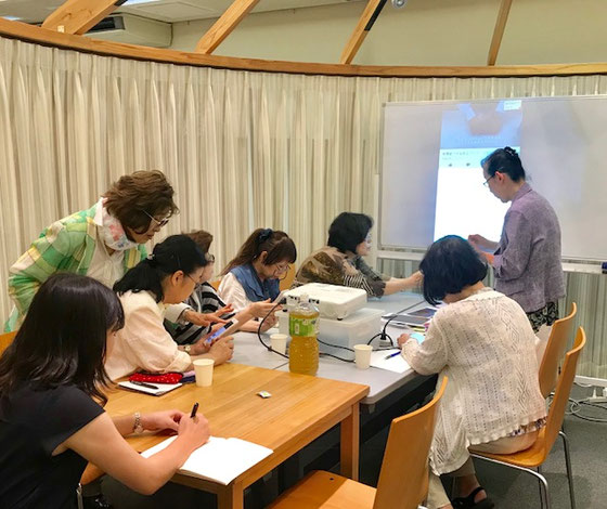 ☆左側の黒い洋服の若い女性がiPhone講座見学&ヒヤリングのS.Sさん。