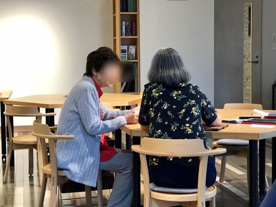 ☆左側の女性用賀のショップの某キャリヤーさんにiPhoneを買いにい行ったのですが、だまされて、アンドロイドスマホとタブレットをセットで圧しつけられました。1年経ってもまったく使っていません。@8,000円/月。次回は山根がお供して機種変更の手続きに同伴します。