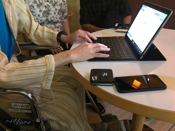 ☆スターバックスの店外の丸テーブルでパソコンで(事務処理)アプリの説明をして頂きました。