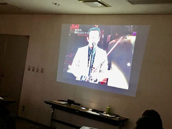 ☆シリーズ講座では最終回は佐藤弥子さんのはなむけの一曲。今回はさだまさしの「母をたたえるコンサート」。iPadのYoutubeの曲をBluetoothを介してスピーカーで聞いていただきます。カーテンを閉めて真っ暗にして聞きます。皆さんしんみり。