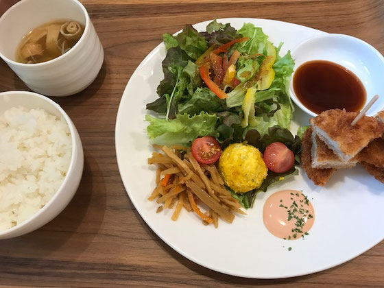 ☆ホームクレール用賀様今週のランチメニューの一つ。米油で揚げたとんかつランチ。@1,000円。飲み物付き。