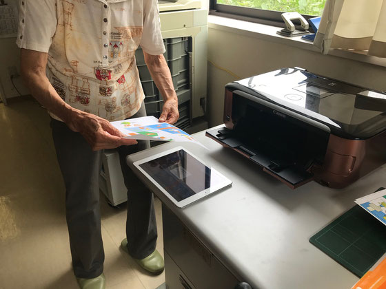 ☆Aさん さすがです。手慣れたものです。出来上がった作品をiPadで無線印刷。