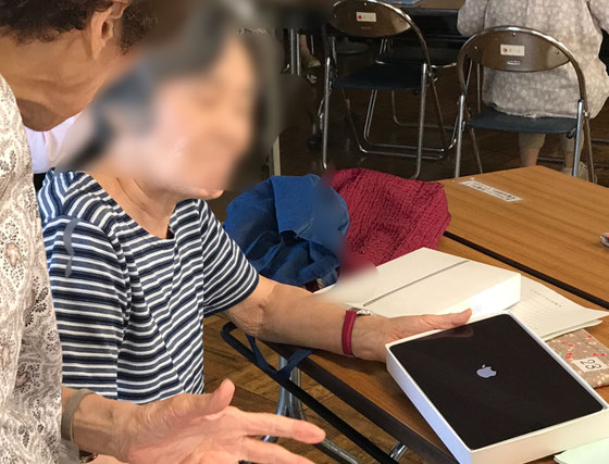☆この方はiPadを箱のままご持参。対応したわがマドンナ89歳の坂部禮さんびっくり。。