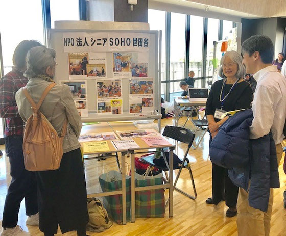 ☆シニアSOHO世田谷のブースは表通りに面したい良い場所。千葉の新浦安から陣中見舞いにパソコムプラザの増田直樹さん（右側男性）。