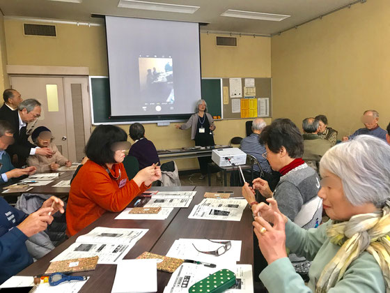 ☆左側の立っている男性は奥から公民館の職員さん。手前が長谷川久之さん。