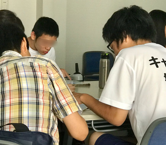 ☆高校生サポーターがお隣さんに教えています。