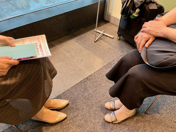 ※写真は「デジタル推進委員」と「TOKYOスマホサポーター」の登録相談風景 小金井市宮地楽器ホール