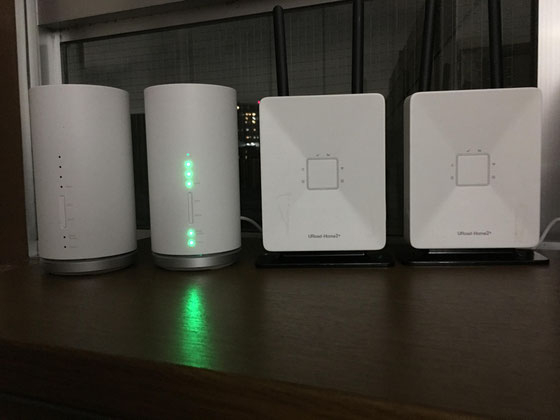 ☆写真左側2台が最新機種「SpeedWi-Fi HOME L01」。右側2台は従来の据え置き型WIMAX2＋。