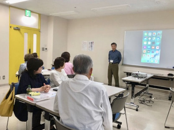 ☆恒例の講座の始まる前の山根の1分間スピーチ。新大阪駅の千成ひょうたんの馬印の写真をご披露。他にシニア川柳から3題ご紹介。