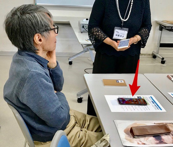 ☆この男性最高級のiPhone 11 Pro Max（赤い矢印）を購入してご持参。4月からiPhone初歩にご参加、教室の貸し出し用のiPhone 6s Plusをお使いでした。我慢に我慢してご購入がなんと最高級品。