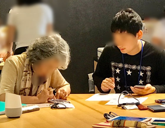 ☆東京都市大学 都市生活学部 都市生活学科の3年生のOさんが 見学(3人目)に。シニアには孫のような年代。異世代交流。終わってご感想を聞きました。「(iPhoneを)使っていますが知らないこたばかりでした。」と実感がこもっていました。
