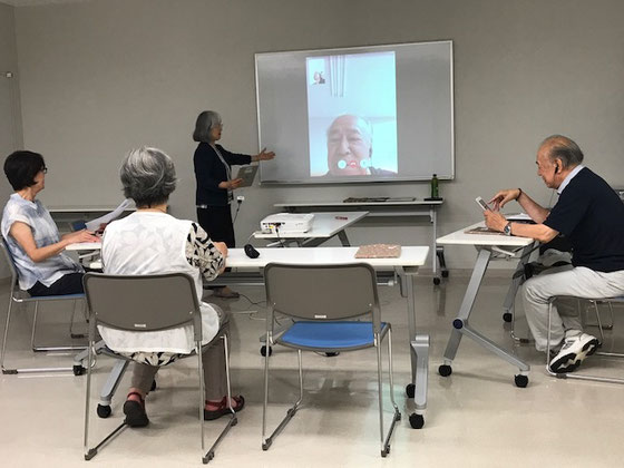 ☆佐藤弥子さんと右手の男性がFaceTime(テレビ電話中)。
