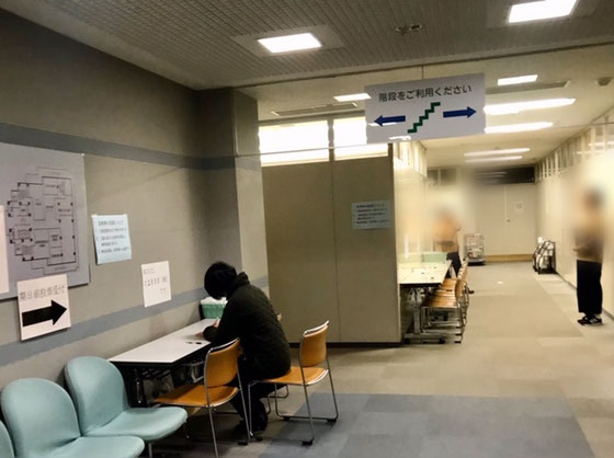 ☆期日前投票所は小金井市役所第2庁舎6階。ぷらっとフォーム世田谷のスマホ相談室（17:00終了）からの帰途。夕食を済ませて出向きました。終了20:00前なので空いていました。