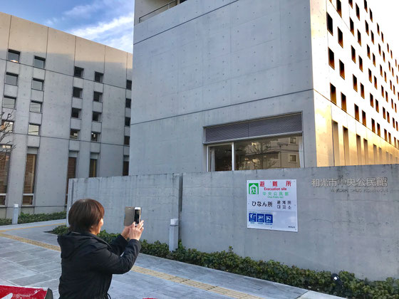 ☆会場は和光市中央公民館3階視聴覚教室80人収容。無線環境はバッチリ。写真は入口右の壁の上部には「和光市中央公民館」（わかりにくいですが）の文字が。