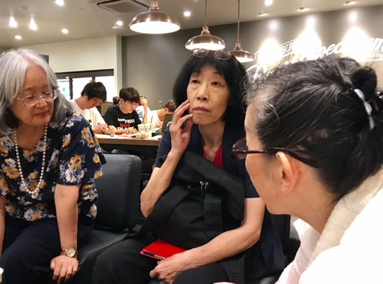 ☆毎回恒例のスターバックスでの反省会。来月８月２日の春日部市で障害者向けのiPad講座についていろいろと討議中。真中の中島雅子さんは障害者教育の経験者。