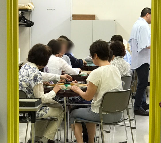 ☆講座が終わって受付横の教室ではご婦人のマージャン教室。牌の音がにぎやかでした。立っている男性が講師でしょうか？