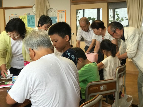 ☆10:30分頃にはこんな光景が。サポーターさんの6名集結。カッターで切る子供。ハサミを使う子供。糊付けをする子供。けがをさせてはいけないと一番心配する場面です。