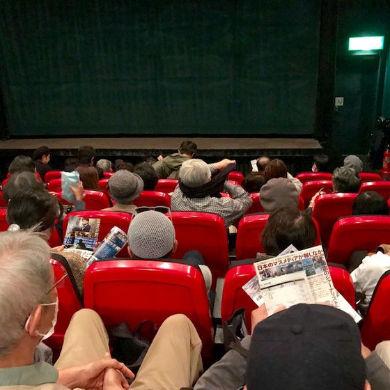 ☆12：28。開演2分前。この時間が一番わくわくする時間。初日の2回目。満席100名以上。