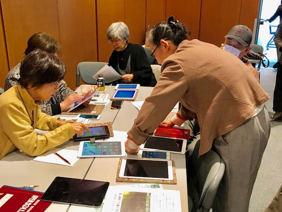 ☆iPadご持参の4名様とiPadで受講ご希望の1名様のiPadグループの「島」を一手に引き受けた生田美子さん（左側の立っている女性）。