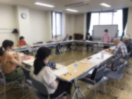 ☆窓を開け隣の部屋との仕切りを取り払い、椅子は一つおき。
