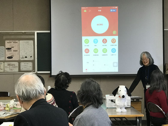 ☆案内役の佐藤弥子さんが皆さんに血圧を測る前に3回深呼吸を呼びかけました。健康アプリはiCare。