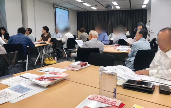 ☆4人一組の「島」を作って受講。男性だけが固まらないように適宜女性を配置して雰囲気を和らげるように工夫。山根の「島」（手前）は3人でしたが隣は柏から、対面は三島市からお越しでした。