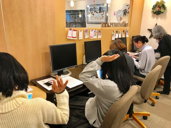 ☆実技試験の課題ができるとiPhoneの画面を講師に確認してもらい、次の課題に取り組みます。8問題ですから各人が8回手をあげてチェックしてもらいました。