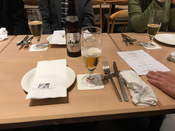 ☆まずビールで乾杯。いつも自宅で飲んでいる第三のビールとはぜんぜん味が違います。