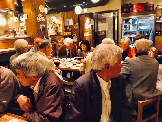 ☆皆さんずいぶん髪が白いです。懇親会の会場は下北沢駅の南口近くの地下の鳥専門店。飲み放題のコースで@3,000円。安いです。ただし山根は鳥はダメですが・・・。