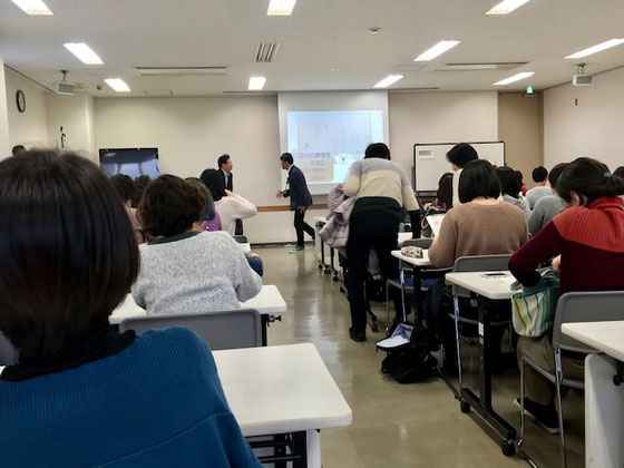 ☆感動の90分の講演が終わりました。3人掛けの机が3列10行としても100名？以上のご参加。
