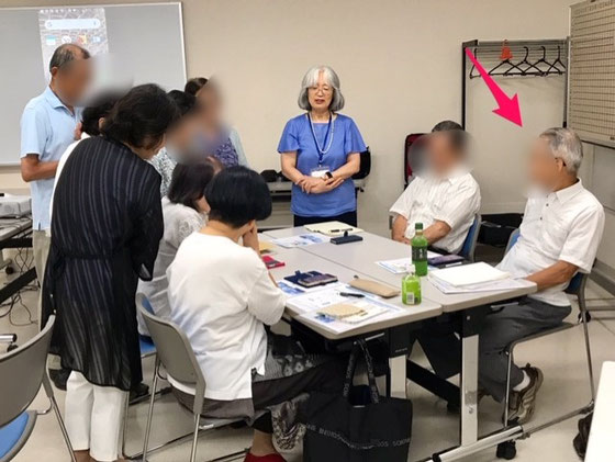 ☆前回と今回でLINEの初期設定が11名全員終わりました。赤い矢印の男性ご自分のお力で無事設定ができました。「前日のご自宅でのご苦労のたまものです。」と佐藤弥子さんに褒められてご満悦。