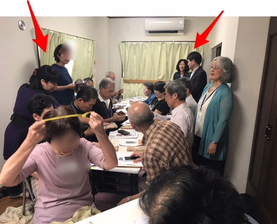 ☆左側の立っている女性2名は子育てママさんグループ。手前の方は赤ちゃんを抱いてサポート。右の男性研究所様。