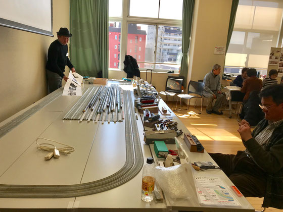 ☆例年ご参加の動く鉄道模型の展示。「せたがや風景塾」さんがだいま設営中11：05。