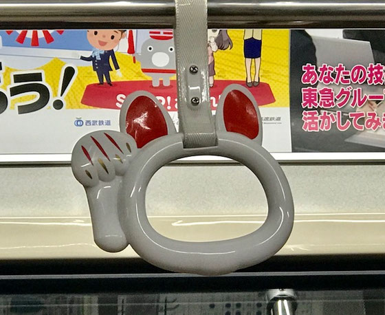 ☆松陰神社前駅から下高井戸駅行きに乗車。ふと気が付くと吊り革が猫の手。噂の猫電車に初めて乗車。長い長い会議の疲れも吹っ飛び楽しくなりました。