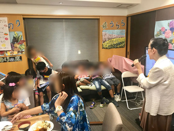 ☆食事の落ち着いたころを見計らって18：10から「iPadを使ったシールづくり」。案内役は生田美子さん。にぎやかすぎてマイクで案内。