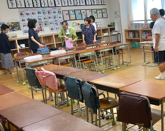 ☆昔と違って先生のお考えで机の配置が教室ごとに違うそうです。終りました。お疲れ様でした。関係者はご見学1名を入れて8名。