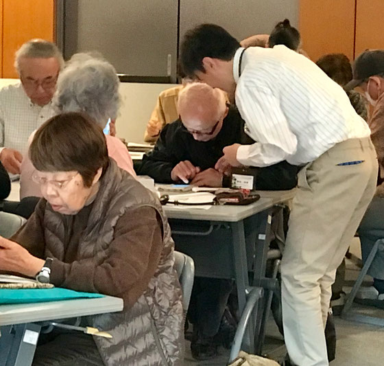 ☆受講にわざわざ千葉の新浦安からお見えの増田直樹さん（白いYシャツの男性）助っ人として4つの「島」をあちらこちらへと大車輪のご活躍。