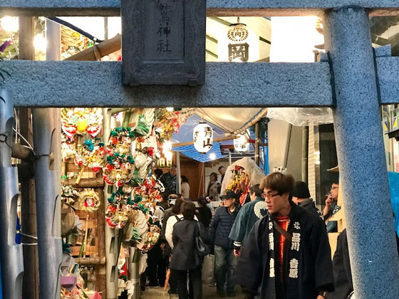 ☆この日は大森鷲神社（おおとりじんじゃ）の「三の酉」。途中の商店街のアーケードも祭りのにぎわい。ワクワクして中島さんと同僚さん＆山根の3人で見に出かけました。