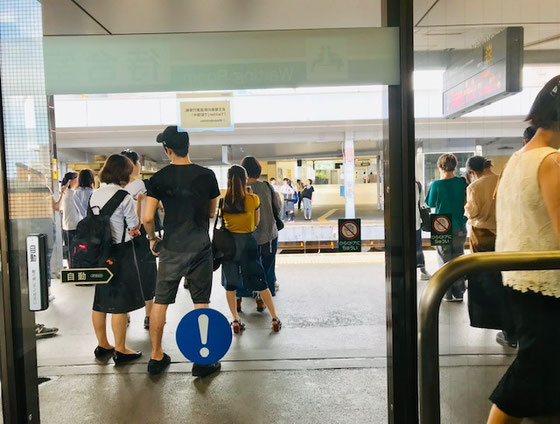 ☆暑いので待合室で 各駅停車 の時間待ち。往路 京王線「明大前」下りホーム待合室から見たホーム風景。