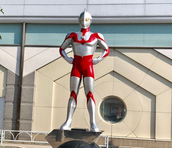 ☆祖師ヶ谷大蔵駅前のウルトラマンにご挨拶。祖師谷小学校の夏休み子ども向けiPad講座で何回も祖師ヶ谷大蔵駅を利用していたのですが生田さんに言われるまで気がつきませんでした。