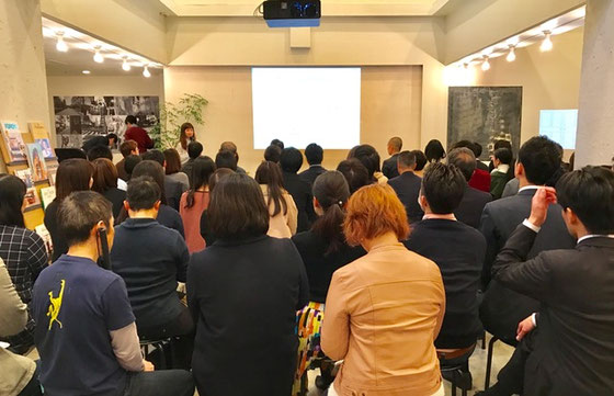 ☆いよいよ開会代表の工藤瑞穂さんのご挨拶。満席。