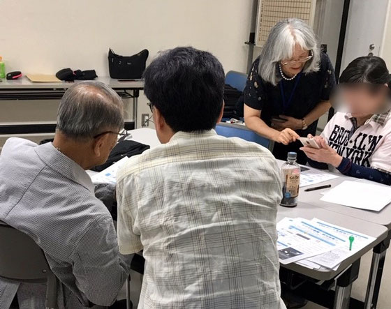 ☆これも午後のアンドロイドスマホ講座。左側手前の若い男性いつもお隣のシニアをサポート。有難い。右側の女性はスマホ購入をご検討中。佐藤弥子さんが懇切に対応中。