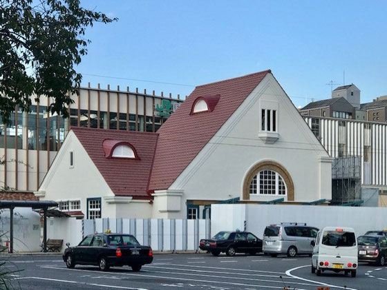 ☆まだ周りは仮囲いのままですが懐かしい赤い三角屋根が姿を現しました。