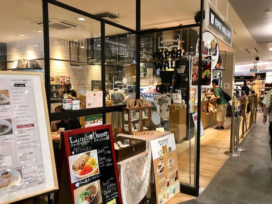 ☆コメダ珈琲店が満席のために佐藤弥子さんと入った国分寺駅構内の高架下の「PAPER WALL CAFE」。