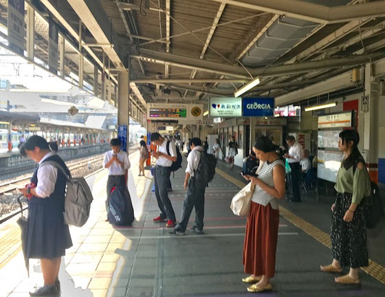 ☆帰途の春日部駅上りホーム。約10分ごとの急行は田園都市線の中央林間まで乗り入れ。生田さんは三軒茶屋まで直行、乗り換え自宅まで約2時間。佐藤さんと山根は急行で3駅の新越谷で武蔵野線に乗り換えて帰りました。約1時間半。