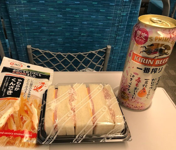 ☆帰途新幹線の車内で終わった解放感で缶ビール。