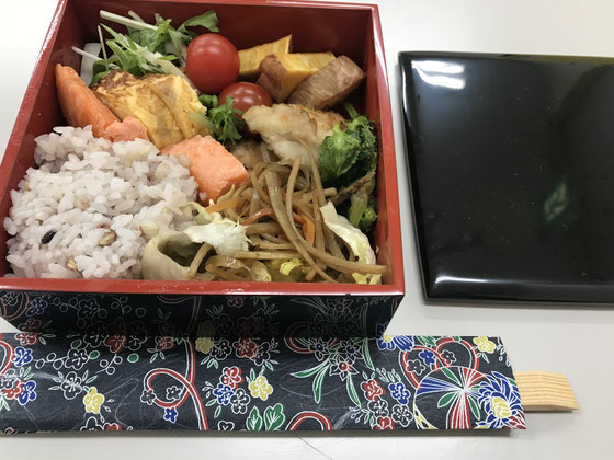 ☆午前と午後の2講座を通しで受講のI様の差し入れのお弁当。お友達とご自分、佐藤さん＆山根と4人分ご持参。ご馳走様でした。ご自宅でランチを提供されておられるとか。料理がお好きで得意だそうです。箸と箸袋が立派です。使い捨てにはもったいない。